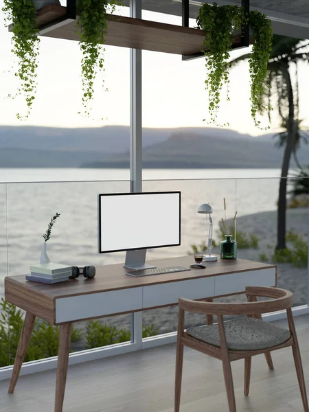 Nowoczesne Minimalne Biurko Białym Ekranem Makietą Komputerową Drewnianym Krzesłem Pięknym — Zdjęcie stockowe