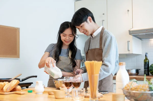 Feliz Encantadora Pareja Asiática Joven Haciendo Panqueques Una Hermosa Cocina — Foto de Stock
