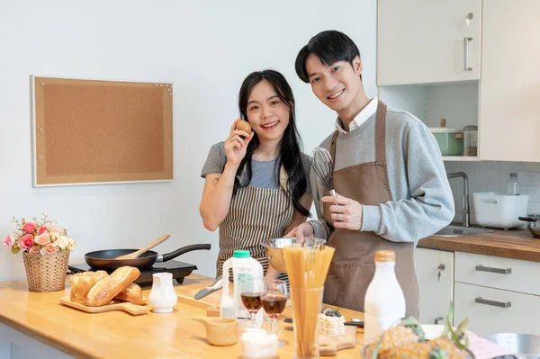 Una Encantadora Feliz Pareja Asiática Delantal Para Cocina Juntos Cocinando — Foto de Stock