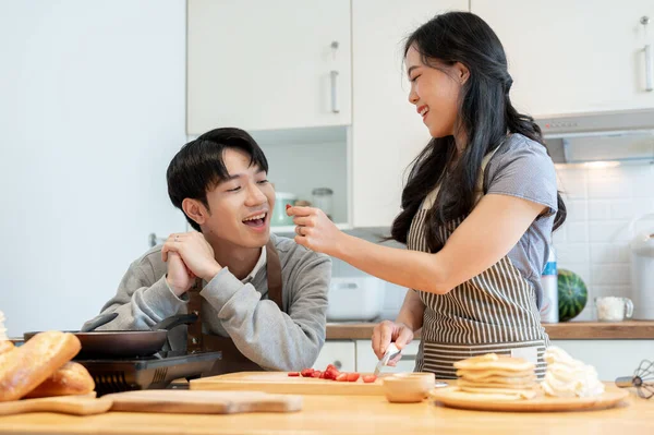Joven Asiático Feliz Guapo Está Siendo Alimentado Con Una Fresa — Foto de Stock