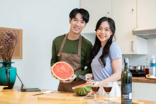 Una Feliz Encantadora Pareja Asiática Joven Está Preparando Comidas Saludables — Foto de Stock