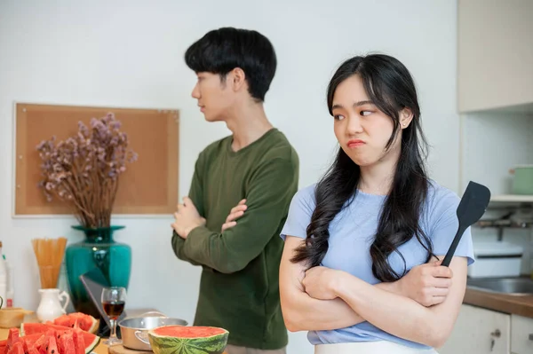 Infeliz Enojado Joven Pareja Asiática Ignorándose Sintiéndose Deprimidos Decepcionados Después — Foto de Stock