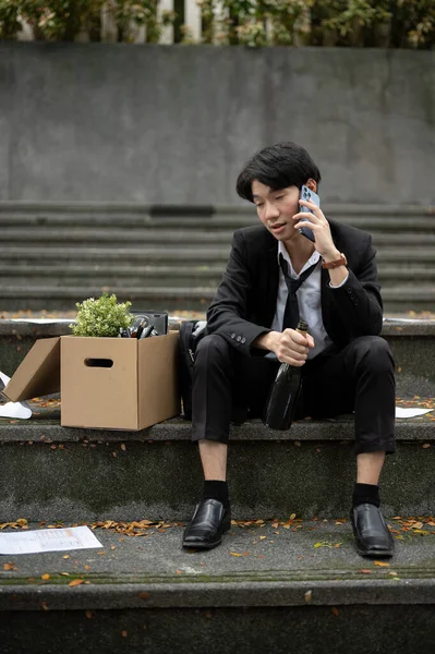 Drunk Asian Unemployed Businessman Talking Phone Drinking Beer While Sitting — Stock Photo, Image