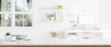 Beyaz bir masa üstünde, kahve fincanı, kitaplar ve arka planda bulanık beyaz bir ofisin ya da çalışma odasının üzerinde saksı bitkisi olan bir yer. 3d görüntüleme, 3d illüstrasyon