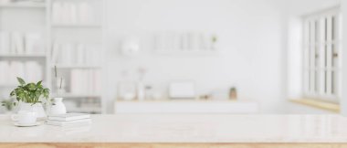 Ürününüzü arka planda bulanık modern beyaz ofis odası veya çalışma odası olan beyaz bir masanın üstünde göstermek için alanı kopyalayın. 3d görüntüleme, 3d illüstrasyon