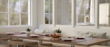 Güzel bir yemek masası, ahşap sandalyeler ve modern bir yemek odasında beyaz bir kanepe. Restoran, yemek odası, yemek odası. 3d görüntüleme, 3d illüstrasyon