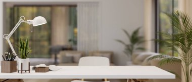 Ürününüzü arka planda bulanık modern oturma odası olan beyaz bir masada sergilemek için alanı kopyalayın. Ev çalışma alanı, çalışma masası, çalışma masası. 3d görüntüleme, 3d illüstrasyon