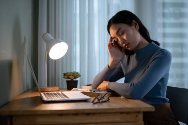 Yorgun ve uykulu genç bir Asyalı kız üniversite öğrencisi akşam odasındaki bir masada ödev yaparken uykuya dalıyor. Çok çalışıyor, yorgun, sınavlara hazırlanıyor, kestiriyor.
