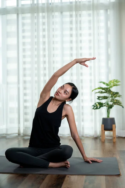 Een Mooie Ontspannen Aziatische Vrouw Sportkleding Het Beoefenen Van Yoga — Stockfoto