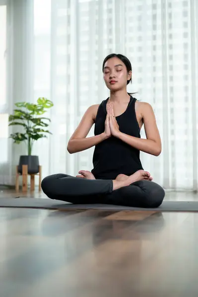 Een Mooie Rustige Aziatische Vrouw Sportkleding Mediteert Een Yogamat Haar — Stockfoto