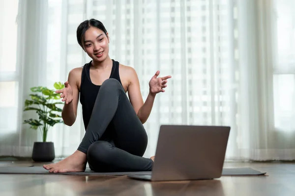 Een Aantrekkelijke Sportieve Aziatische Online Yoga Lerares Trainer Traint Haar — Stockfoto