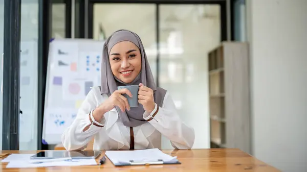 Красивая Счастливая Азиатская Мусульманская Деловая Женщина Хиджабе Улыбается Камеру Сидя — стоковое фото