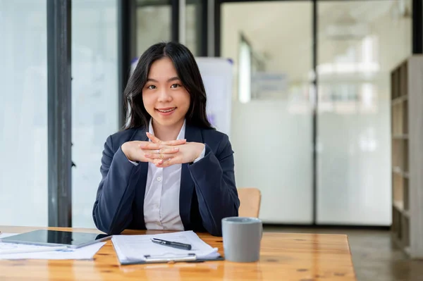 Een Mooie Jonge Aziatische Zakenvrouw Vrouwelijke Financieel Adviseur Een Formeel — Stockfoto
