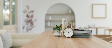 Çalar saati, kitapları, gözlükleri, resim aletleri ve güzel bir İskandinav oturma odasında saksı bitkisi olan ahşap bir yemek masasının yakın çekimi. 3d görüntüleme, 3d illüstrasyon