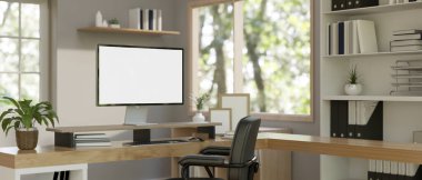 Modern bir minimalist ev ofisinin iç tasarımı ya da ahşap bir masa, ofis sandalyesi ve ofis malzemeleri üzerinde boş bir ekran bilgisayarı olan özel ofis odası. 3d görüntüleme, 3d illüstrasyon