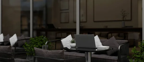 Laptop Uma Mesa Moderno Café Loft Café Com Confortável Sofá — Fotografia de Stock