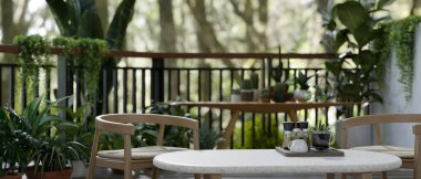 Ürününüzü kahve masasında ve yeşil bir balkon gevşeme alanında çeşitli tropikal bitkilerle birlikte koltuklarda sergilemek için bir kopya alanı. Görüntüyü yaklaştır. 3d görüntüleme, 3d illüstrasyon