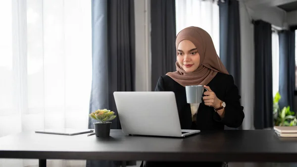 Eine Attraktive Und Fokussierte Muslimische Geschäftsfrau Aus Dem Millennium Arbeitet — Stockfoto