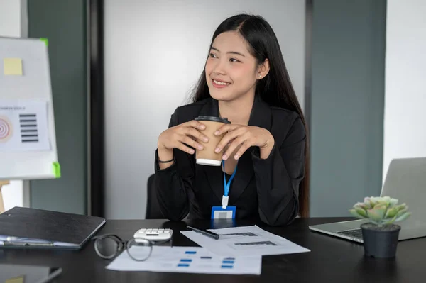 Beautiful Inspired Asian Businesswoman Female Manager Enjoys Her Morning Coffee — Stock Photo, Image