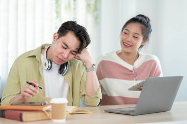 Dost canlısı ve nazik Asyalı bir bayan arkadaş, arkadaşına matematik dersleri, özel ders ve evde arkadaşıyla birlikte sınava hazırlanmasında yardım ediyor. Eğitim kavramı