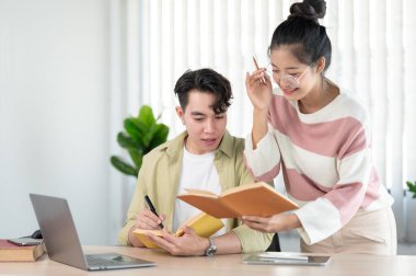 Dost canlısı ve nazik Asyalı bir bayan arkadaş, arkadaşına matematik dersleri, özel ders ve evde arkadaşıyla birlikte sınava hazırlanmasında yardım ediyor. Eğitim kavramı