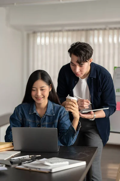 Dois Empresários Asiáticos Atraentes Felizes Estão Tendo Uma Discussão Enquanto — Fotografia de Stock