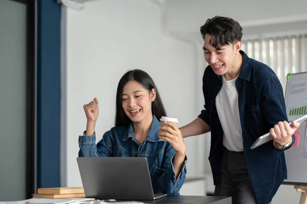 Dois Jovens Empresários Asiáticos Felizes Estão Comemorando Sucesso Seu Projeto — Fotografia de Stock