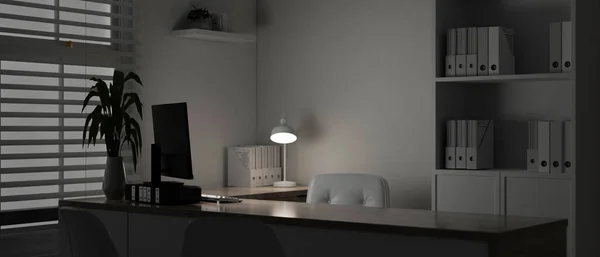 テーブル オフィス用品 窓付き窓 テーブルランプ 装飾のコンピュータを備えた現代の白人の医師のオフィスまたはプライベートオフィス 3Dレンダリング 3Dイラスト — ストック写真