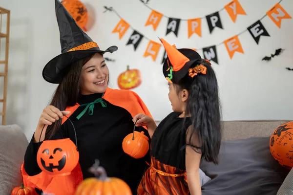 Szczęśliwa Radosna Młoda Azjatycka Mama Urocza Córeczka Kostiumach Halloween Świętują — Zdjęcie stockowe