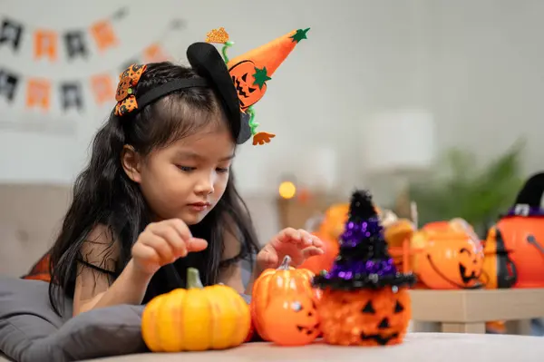 Piękna Młoda Azjatka Kostiumie Halloween Cieszy Się Dekorowanie Domu Dekoracji — Zdjęcie stockowe