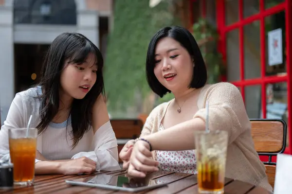 Duas Jovens Amigas Asiáticas Felizes Estão Divertindo Conversando Enquanto Relaxam — Fotografia de Stock