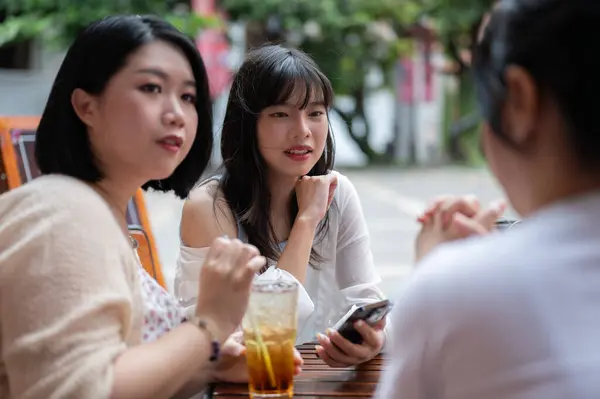 Grupo Jovens Amigas Asiáticas Felizes Estão Gostando Conversar Uma Cafeteria — Fotografia de Stock