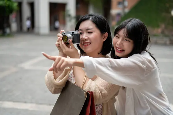 Dwie Szczęśliwe Młode Azjatyckie Przyjaciółki Cieszą Się Razem Zakupami Spacerami — Zdjęcie stockowe