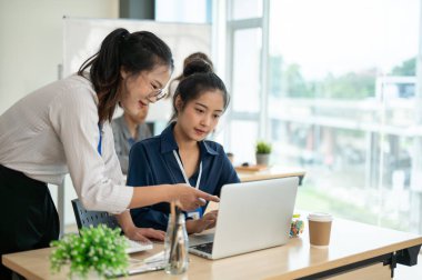 Profesyonel ofis çalışanı projeyi tartışıyor ve ofis odasında projeyi analiz ediyor. İş konsepti.