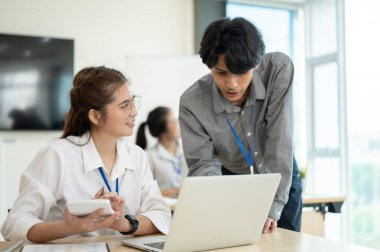 Profesyonel ofis çalışanı projeyi tartışıyor ve ofis odasında projeyi analiz ediyor. İş konsepti.