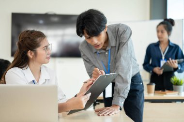 Profesyonel ofis çalışanı projeyi tartışıyor ve ofis odasında projeyi analiz ediyor. İş konsepti.