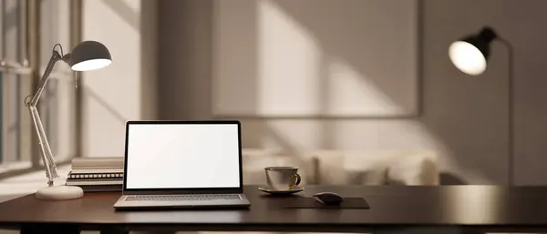 Μια Λευκή Οθόνη Laptop Mockup Μια Λάμπα Τραπέζι Ένα Φλιτζάνι — Φωτογραφία Αρχείου