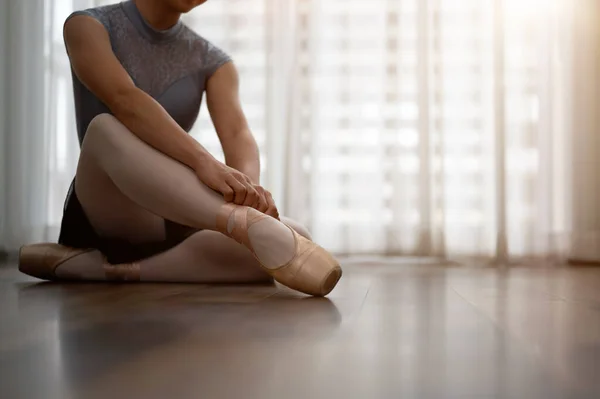 Крупный План Молодой Девушки Надевает Балетную Обувь Ноги Перед Тренировкой — стоковое фото