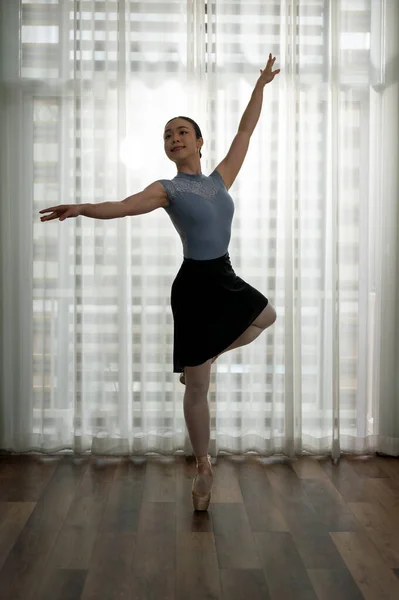 Молодая Девушка Практикует Балетные Танцы Современной Квартире Молодая Балерина Практикует — стоковое фото