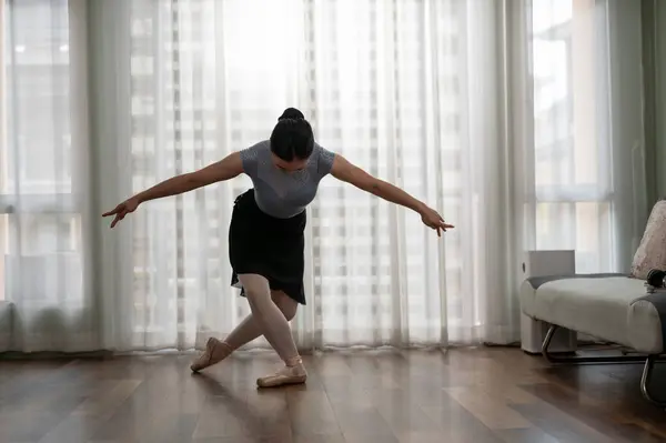 Девушка Практикует Балетные Танцы Гостиной Молодая Балерина Практикует Классическую Хореографию — стоковое фото