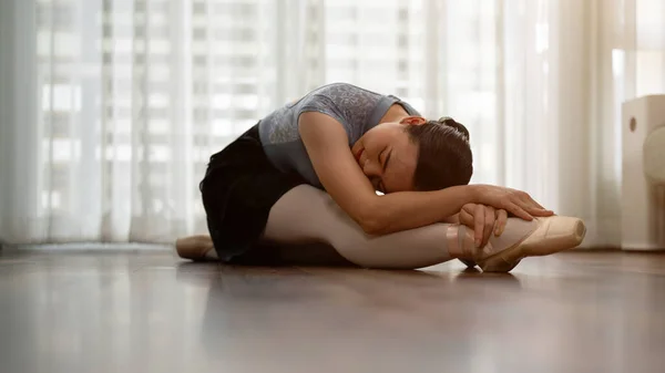 Молодая Грациозная Балерина Балерина Женщина Делает Упражнения Полу Дома Женщина — стоковое фото