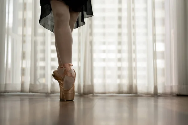 年轻的芭蕾舞演员跳舞 近距离观察腿和鞋子 站在尖的位置上 芭蕾舞概念 — 图库照片
