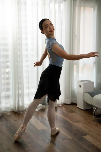 Vacker Kvinna Som Dansar Balett Och Övar Sin Dans Hemma — Stockfoto