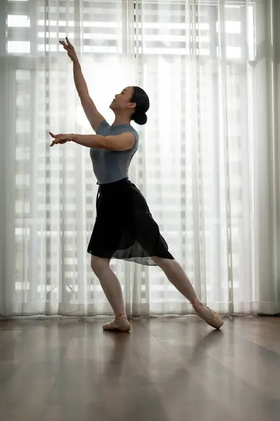 Красивая Женщина Исполняющая Балетный Танец Практикующая Свой Танец Дома Концепция — стоковое фото