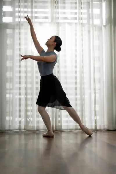 Mooie Vrouw Die Een Balletdans Uitvoert Haar Danspasje Thuis Oefent — Stockfoto