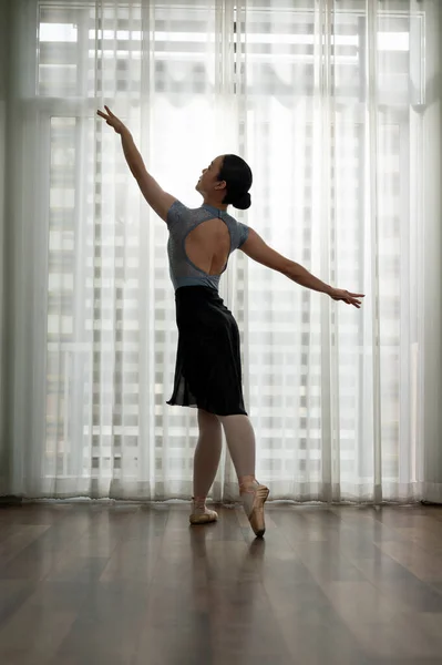 Молодая Балерина Танцует Практикует Свои Движения Дома Перед Шоу Движения — стоковое фото