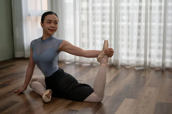 Joven Bailarina Elegante Bailarina Ballet Mujer Haciendo Ejercicios Estiramiento Suelo — Foto de Stock