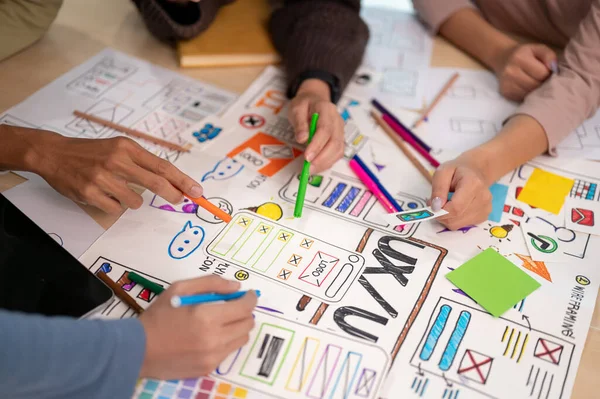 Toplantı odasında genç profesyonel UX UI tasarımcılarının projeleriyle ilgili tartışmalarına yakından bakın. UX UI kavramı.