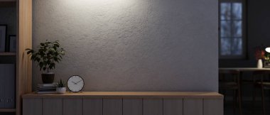Akşam minimalist bir odada, ürününüzü çalar saat, kitaplar ve saksı bitkileriyle birlikte beyaz duvara karşı bir masanın üstünde sergilemek için alanı kopyalayın. 3d görüntüleme, 3d illüstrasyon