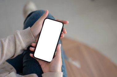 Beyaz ekran akıllı telefon modelinin üst görünümü bir kadının elinde. Kablosuz teknoloji, modern cihaz, insanlar ve teknoloji kavramları.